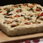 Focaccia barese: la ricetta originale con pomodorini