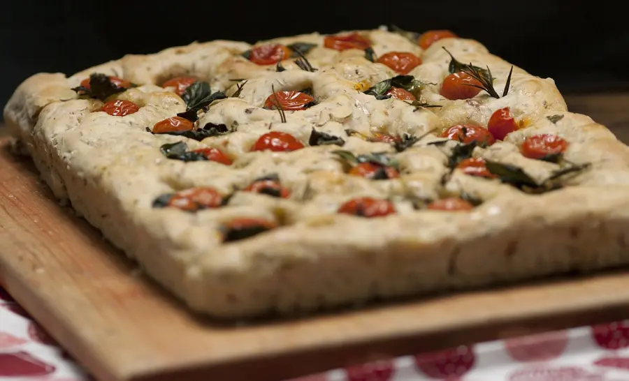 Focaccia barese: la ricetta originale con pomodorini