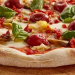 Come si fa la pizza in casa: impasto, preparazione e cottura
